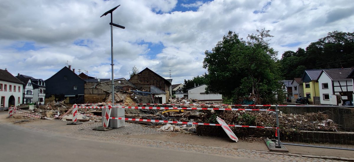 photinusAT's tweet photo. Unwetter haben im Westen Deutschlands eine katastrophale Verwüstung hinterlassen. Da in einigen Teilen des Hochwassergebietes die Straßenbeleuchtung geschädigt wurde, hat unser Partner @AvaconAG 12 mobile Solarleuchten in den betroffenen Regionen aufgestellt. Eine große Hilfe! 🙏 https://t.co/Af0Mkjr8g7
