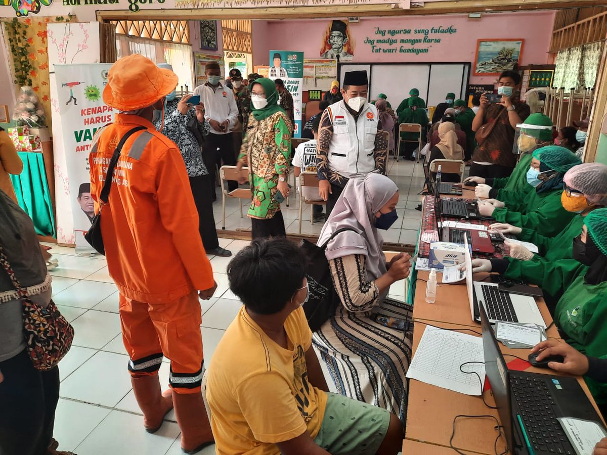Dr. <a href="/hnurwahid/">Hidayat Nur Wahid</a> Anggota DPR RI Dapil Jakarta 2 dan Ust. <a href="/khoirudin/">khoirudin yahya</a> Anggota DPRD DKI Dapil 7 mendukung Percepatan Vaksinasi di Kelurahan Menteng Atas, Kecamatan Setiabudi Jakarta Selatan.

#vaksinasi