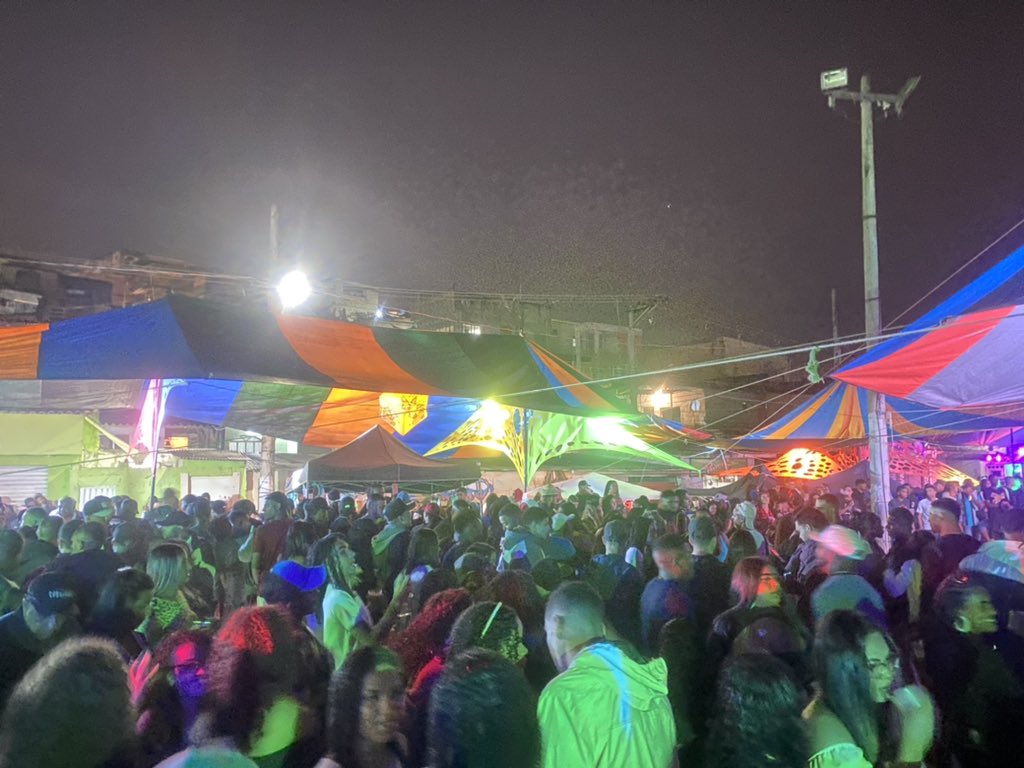 BaileDivisa's tweet photo. Todos os sábados tem baile da pedreira https://t.co/3Judn8kylI