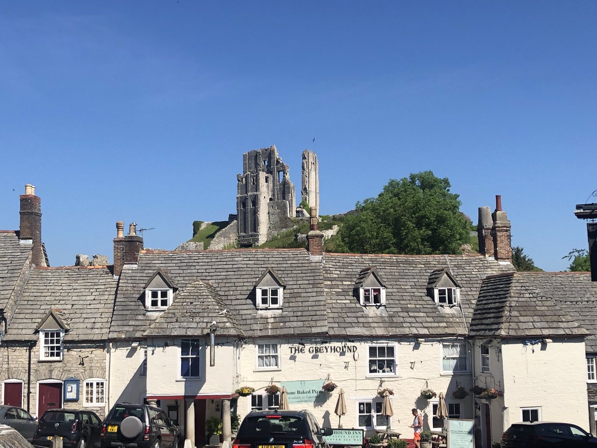 Here we go #Dansnow ⁦⁦@thehistoryguy⁩ “post a pic that could only be taken in Britain” #corfecastle #dorset