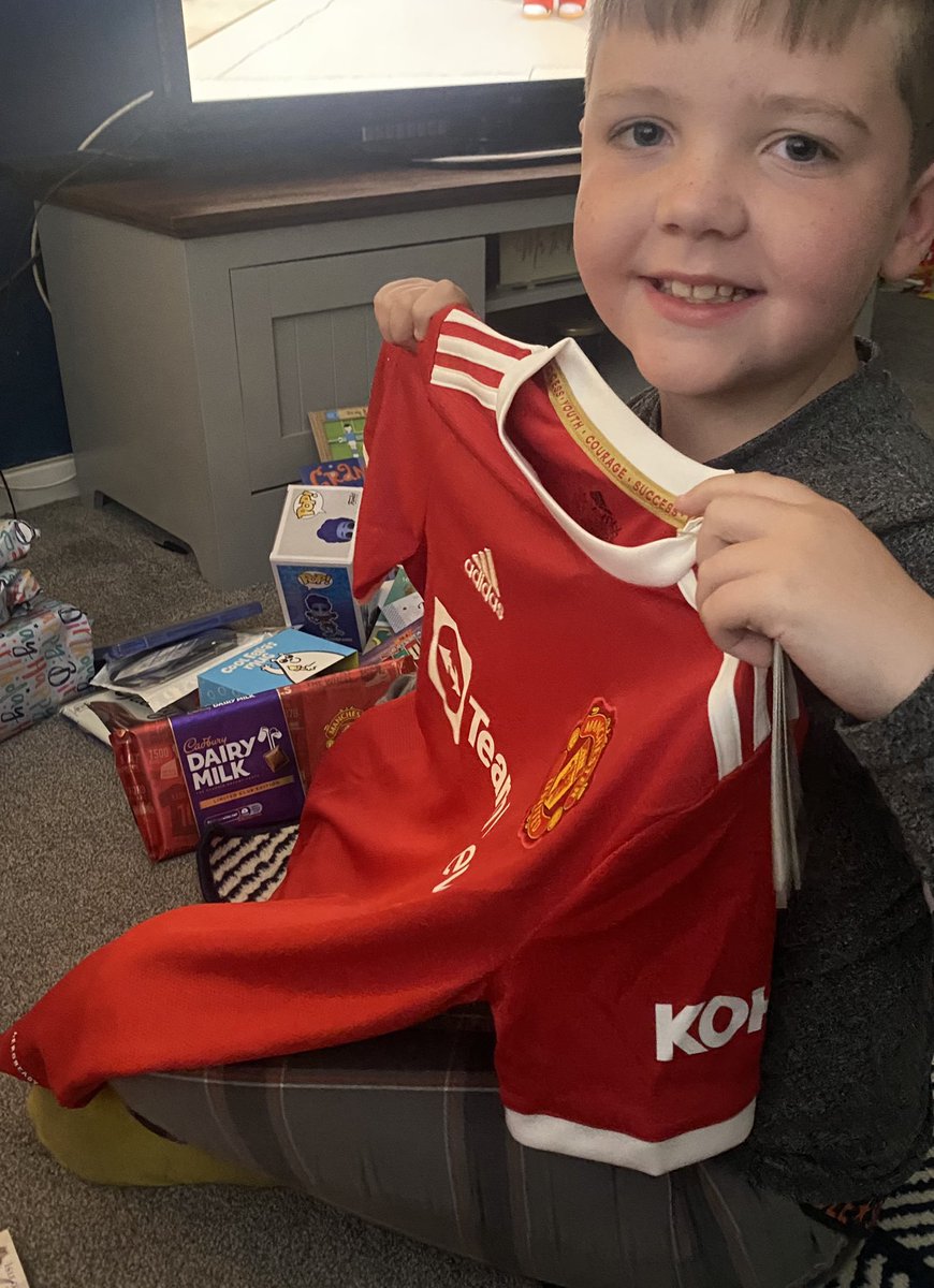 jemma_king11's tweet photo. Dylan is one happy birthday boy today with his new @Sanchooo10 kit! Born on the day of Scholes’ testimonial 10 years ago - this kid is @ManUtd through and through ❤️ #littlereddevil #10today #manutd #mufc https://t.co/xbzc3QAoAe