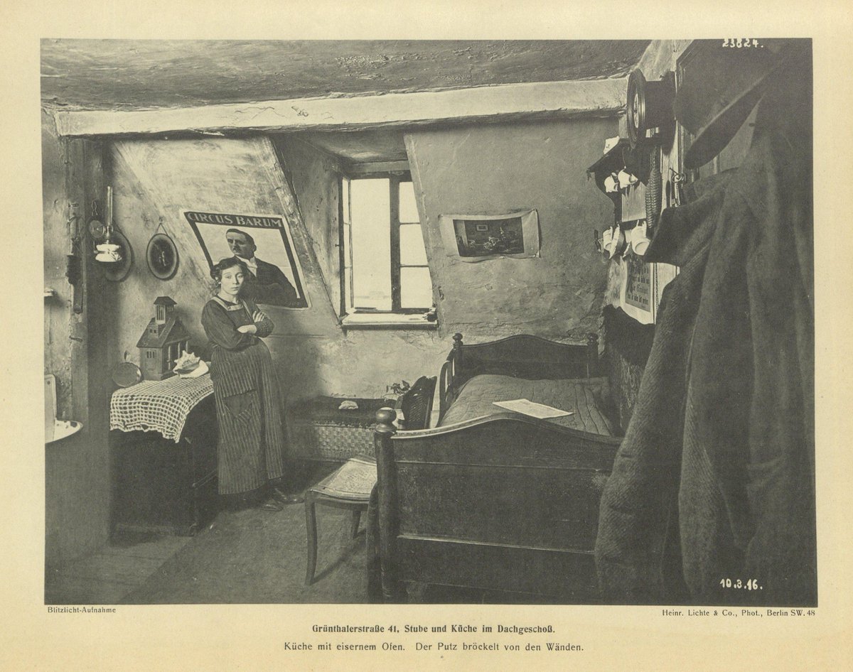 #WohnenInBerlin zu feucht, zu klein, zu dunkel, viel zu viele Menschen - die Wohnungsuntersuchungen der Ortskrankenkasse Berlin geben teils sehr private, fast intime Einblicke in die Wohnsituation vieler Berliner*innen des frühen 20. Jhds. #NeuOnline
digital.zlb.de/viewer/metadat…