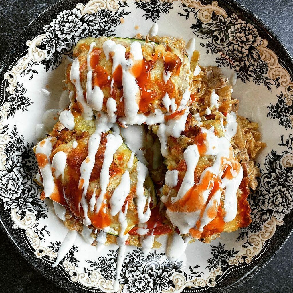 Courgette boats, stuffed with bbq pulled pork which I had in the freezer topped with mature cheddar and mozzarella and finished with @franksredhot_uk and ranch dressing.
It looks kinda dirty but it was actually very light and extremely tasty and low FODMAP and low carb. Slow…