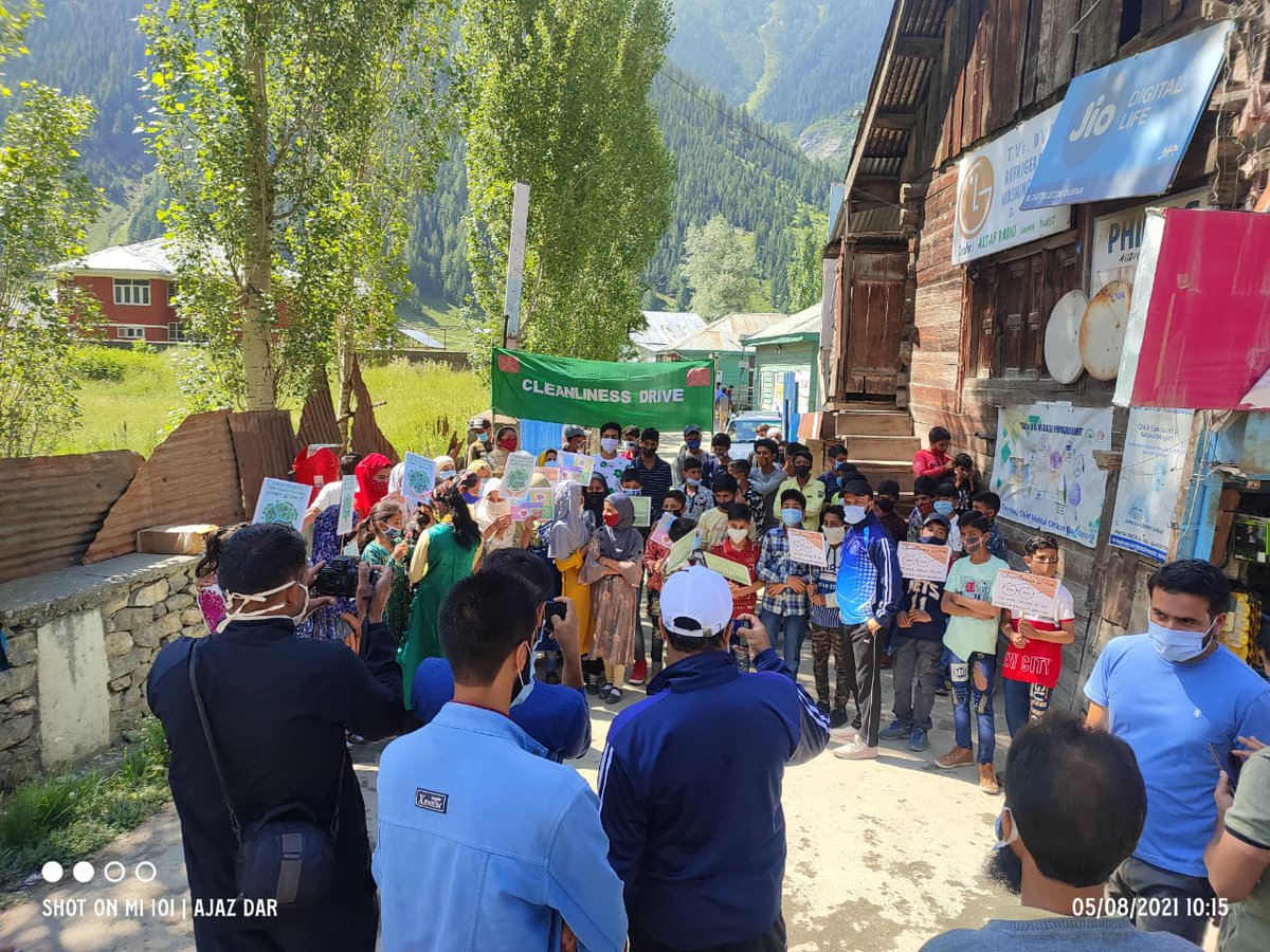 onlinegurez's tweet photo. Cleanliness Drive and polythene free campaign orginised by @hands_gurez at main market Dawar Gurez. Local Administration, youth, youth service and sports department, Army and students of many schools participate in the mega drive of cleanliness. @manojsinha_ @owais_ias https://t.co/RxoumI0Ycr