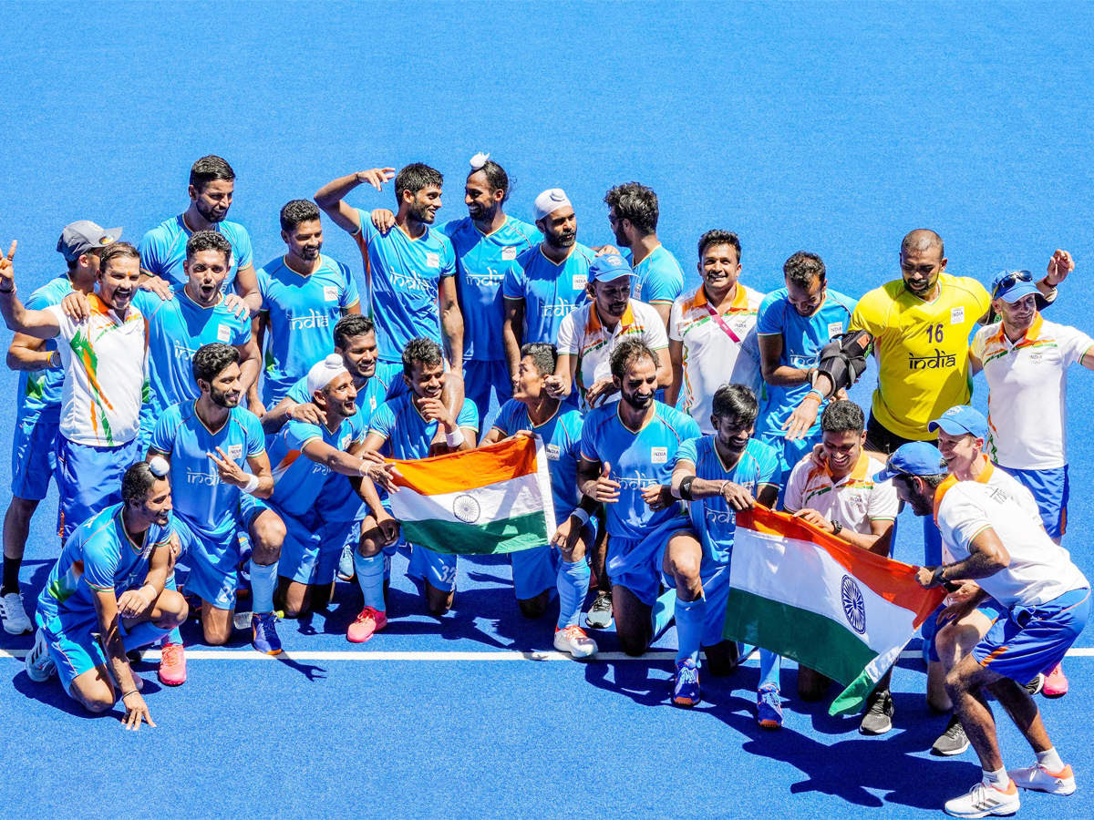 varungrover's tweet photo. धातु के दो अर्थ होते हैं
एक रसायन शास्त्र से
कठोर चमकीला अवशोषक पदार्थ
जैसे काँसा धातु

दूसरा व्याकरण शास्त्र से
क्रिया का मूल रूप
जैसे खेल धातु

धातुओं के मिश्रण से भी
बनती है धातु
जो आज बनी है

व्याकरण-रसायन से परे
स्वप्न धातु!
जो ठोस भी है चमकीली भी
और हर क्रिया का मूल रूप भी। https://t.co/J5Lgx92PVW
