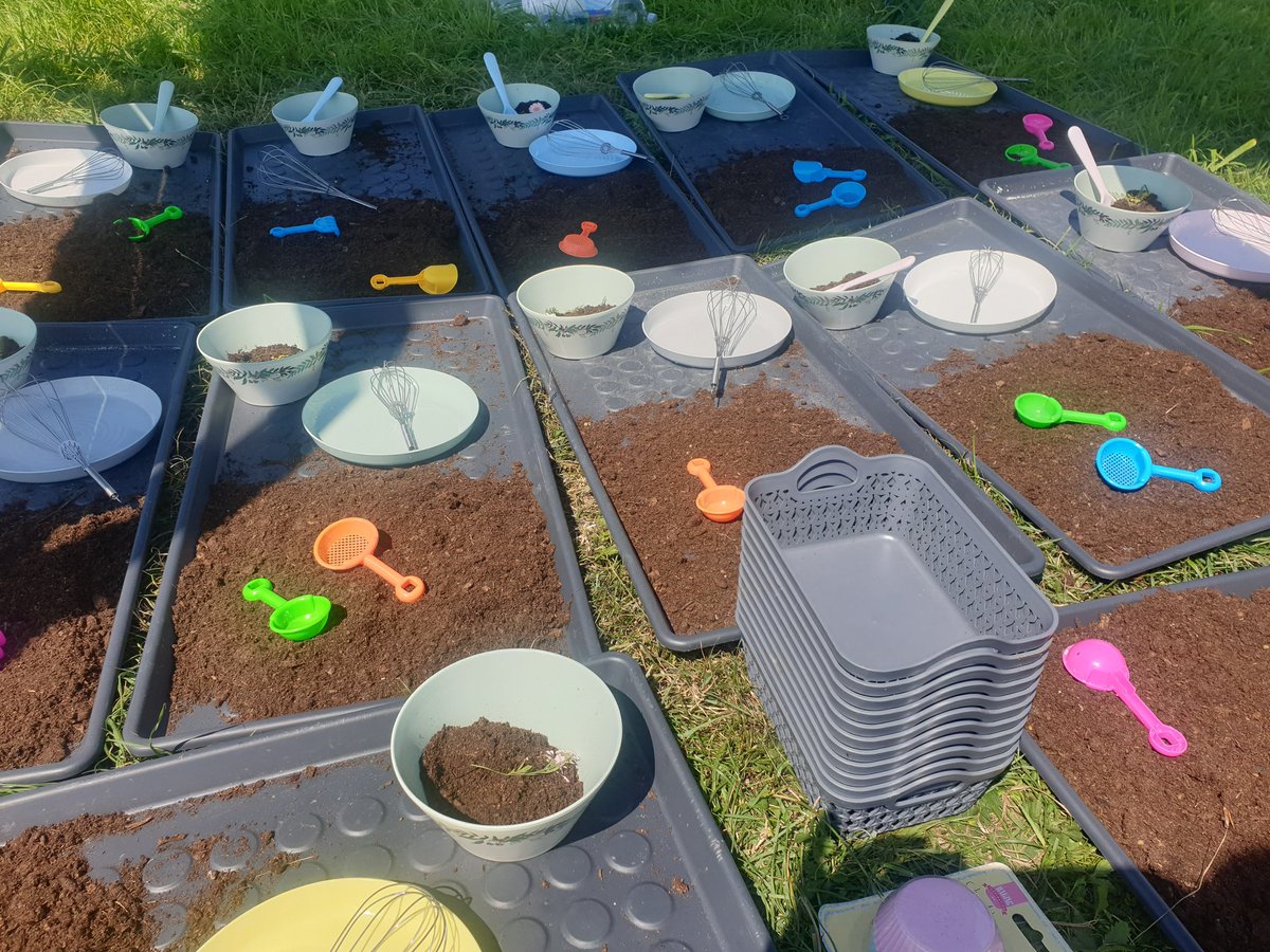pips_little's tweet photo. I feel so lucky to be able to bring families together in our local community to enjoy play outdoors. Today we enjoyed our session at The Cornfield Project in Portskewett, which is a beautiful space cared for by a local team of volunteers. We made flower crowns and compost cakes! https://t.co/pYakS1EKyF