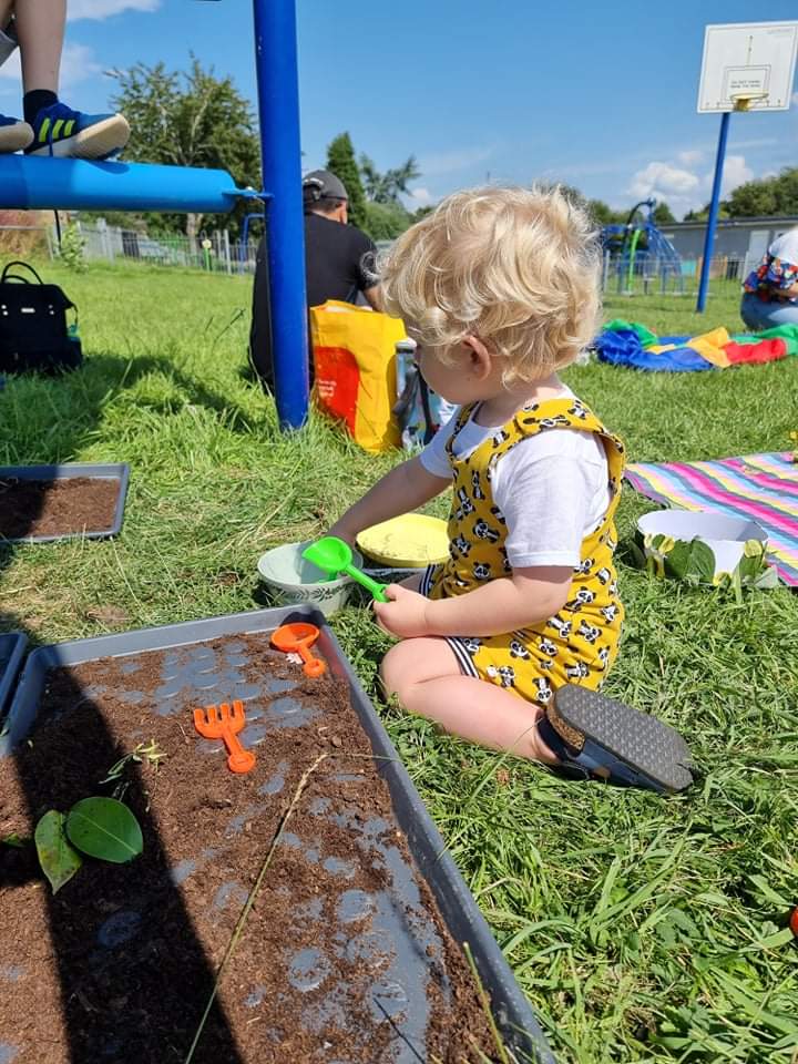 pips_little's tweet photo. I feel so lucky to be able to bring families together in our local community to enjoy play outdoors. Today we enjoyed our session at The Cornfield Project in Portskewett, which is a beautiful space cared for by a local team of volunteers. We made flower crowns and compost cakes! https://t.co/pYakS1EKyF