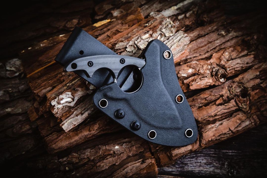 Kizer Shark Tooth Knife Fixed (2.6 Inch Stonewash Plain Blade) Green Carbon  Fiber Handle + Black Kydex Sheath 1043N1