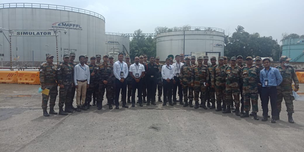 BPCRetailSewree's tweet photo. Glad to train army officers in the field of #POL and #aviation 🩸 🛢@BPCRetailSewree is committed towards providing the best  learning atmosphere  @BPCLRetail  @BPCLimited @RamanMalik02 📚👩🏻‍🔬👨🏻‍🔬🥽 https://t.co/PQzMwlBr63