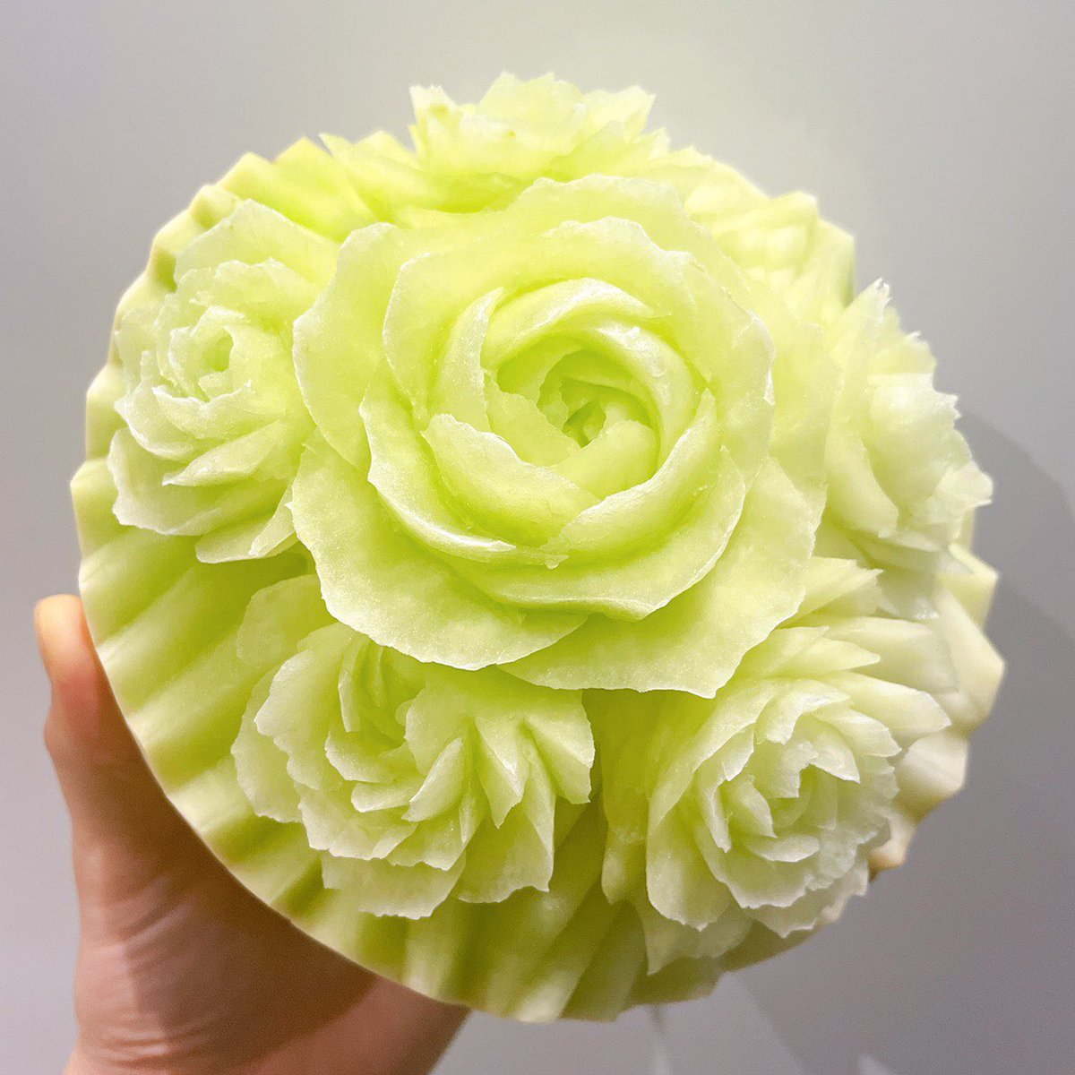 3kidsmum_aus's tweet photo. 日本のお店の従業員の子が夜な夜な何か彫り物をしてたので、
「何彫ってたの?」と聞くと送られてきた写真がこれ!
「最近集中力が欠けてたから彫ってみました!」とのこと。
凄すぎてビックリ😵
ちなみにメロンだそうです🍈
#meloncarving #melon #carving #madebymystaff #injapan https://t.co/2EdsQE2Pwm