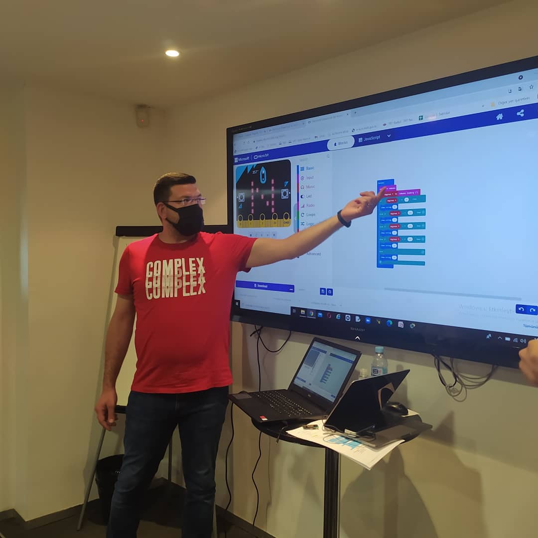 mmprofuture's tweet photo. Third day was the day of robotics!
Participants from Kütahya Provincial Directorate of National Education STEM Learning in Future Classroom Labs 2019-1-TR01-KA101-069124 has known how these can be used at their classes? 
Thinking outside the box!
#erasmus #steam #sistemathead https://t.co/ccaVwx4VkO