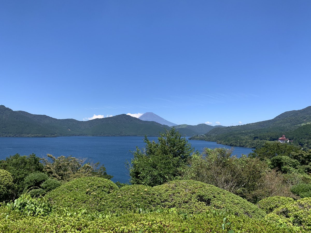 Hesteroz's tweet photo. Na 2,5 week non stop buffelen hoppa om 5 uur de wekker; hallo wallen, hallo mount Fuji 🤩 Back in 🇳🇱 tomorrow! #onedayholiday #mountfuji #happycamper https://t.co/oQth94Qtvx