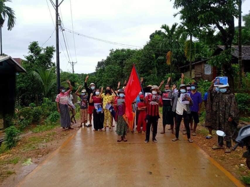 AyeThidaAung17's tweet photo. The Southern Strike of #DAWEI marched in the neighborhoods on the afternoon of August 5 to defy military rules, setting fire to MAH picture as a part of anti-regime protest.
LEGALIZATION OF NUG  #WhatsHappeningInMyanmar  #Aug5Coup https://t.co/Ifv0ME6ez3