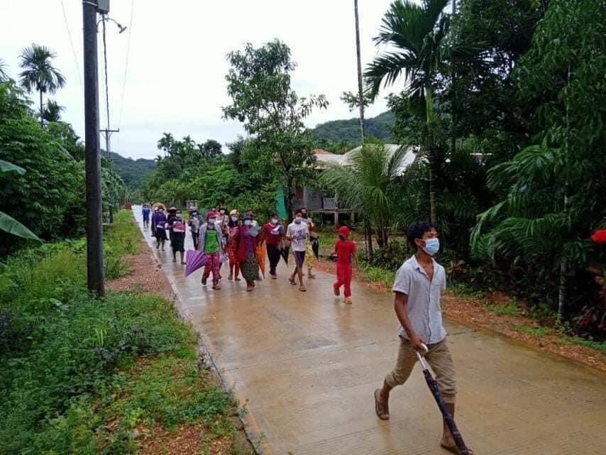 AyeThidaAung17's tweet photo. The Southern Strike of #DAWEI marched in the neighborhoods on the afternoon of August 5 to defy military rules, setting fire to MAH picture as a part of anti-regime protest.
LEGALIZATION OF NUG  #WhatsHappeningInMyanmar  #Aug5Coup https://t.co/Ifv0ME6ez3