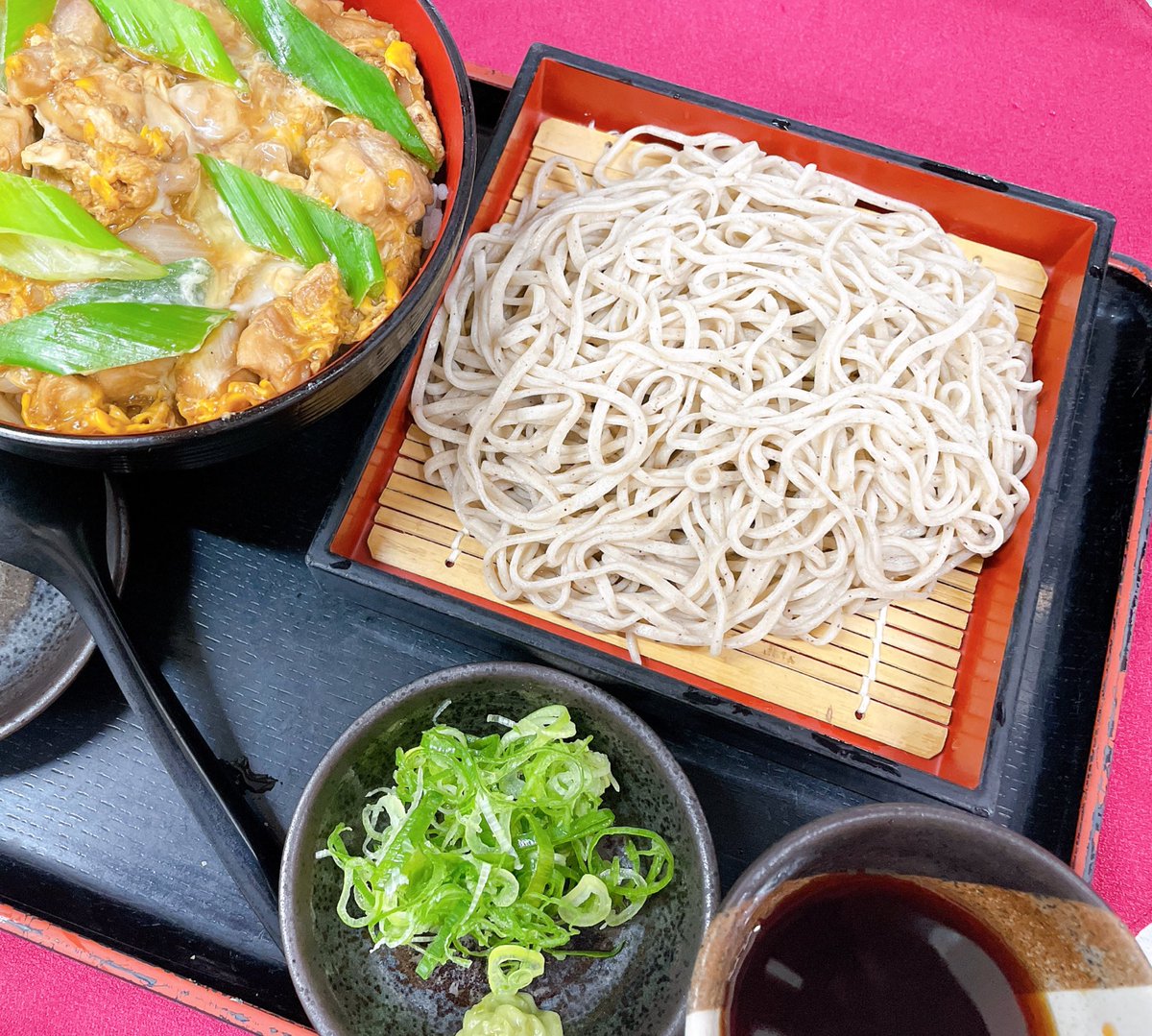 dontei_misato's tweet photo. 温かい親子丼を口にした後に食べる冷たいお蕎麦がまた格別です👍

プリプリ＋トロトロ＋シャキシャキ＋ヒエヒエ=満足😋

ボリューム満点の『親子丼定食』
親子丼とそばまたはうどんがついてなんと870円(税込957円)❗️
私オススメの『親子丼定食』ぜひお近くのどん亭でご賞味ください‼️ https://t.co/t7kyHqQI1I