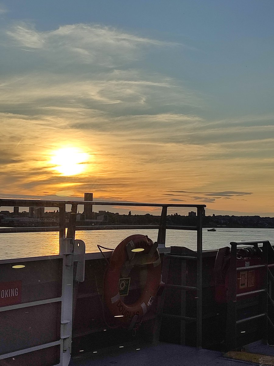 Maireths's tweet photo. Boat delayed heading home yesterday but it did mean I got some decent sunset pictures across #TheMersey #TheLeavingOfLiverpool #TheMannanan #IOMSteamPacket https://t.co/sXr6DWZDke