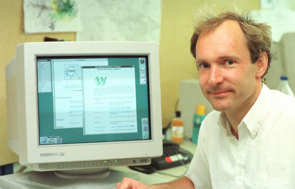 hnfpb's tweet photo. 30 Jahre WWW: Am 6. Aug. 1991 informierte Tim Berners-Lee in einer Newsgroup die Welt über das WorldWideWeb. „Das Projekt WWW vereinigt Datenbanken und Hypertext zu einem leicht bedienbaren, aber leistungsstarken globalen Informationssystem.“ (Foto: CERN) https://t.co/dcOYGPsIDw https://t.co/CzFbbtURMg