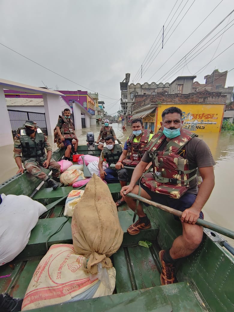 adgpi's tweet photo. Flood Relief Column and Engineer Task Force of #IndianArmy continue to carry out rescue &amp; relief operation in village #Dhanyaghari, District #Hoogly, #WestBengal. The column provided relief material to the stranded villagers.

#WeCare
#IndianArmy https://t.co/wzq6hduTqk