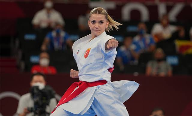 Olimpiyatlara bu yıl eklenen karate branşında, #universitemDEU'lu Dilara Bozan'dan tarihi başarı... <a href="/DEU_spor/">DEÜ Necat Hepkon Spor Bilimleri Fakültesi</a> mezunu Milli karatecimiz, 24.46 puan aldığı ilk kata performansıyla birinci sıraya yerleşerek hepimizi gururlandırdı. Mezunumuzu kutluyoruz, başarılar diliyoruz.