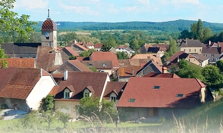#slowUpValleedelOgnon Le bourg d'Esprels est entouré de 600 ha de forêt ! De belles vieilles maisons et surtout sur la place une ferme avec un porche et un toit pointu aux tuiles vernissées agrémentent un ensemble bien ordonné autour de l’église ! swll.to/7Ymaxj