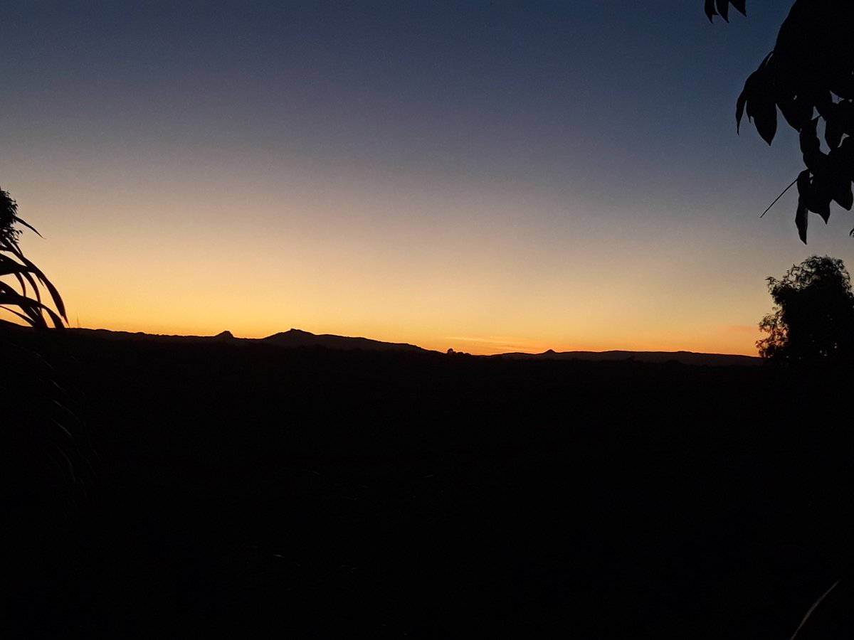 Gazcan1's tweet photo. One for @TheATrader &amp; @thechartist 
Looking west from the lounge tonight.
Cheers boys #qldwinter https://t.co/GYW3T90CZN