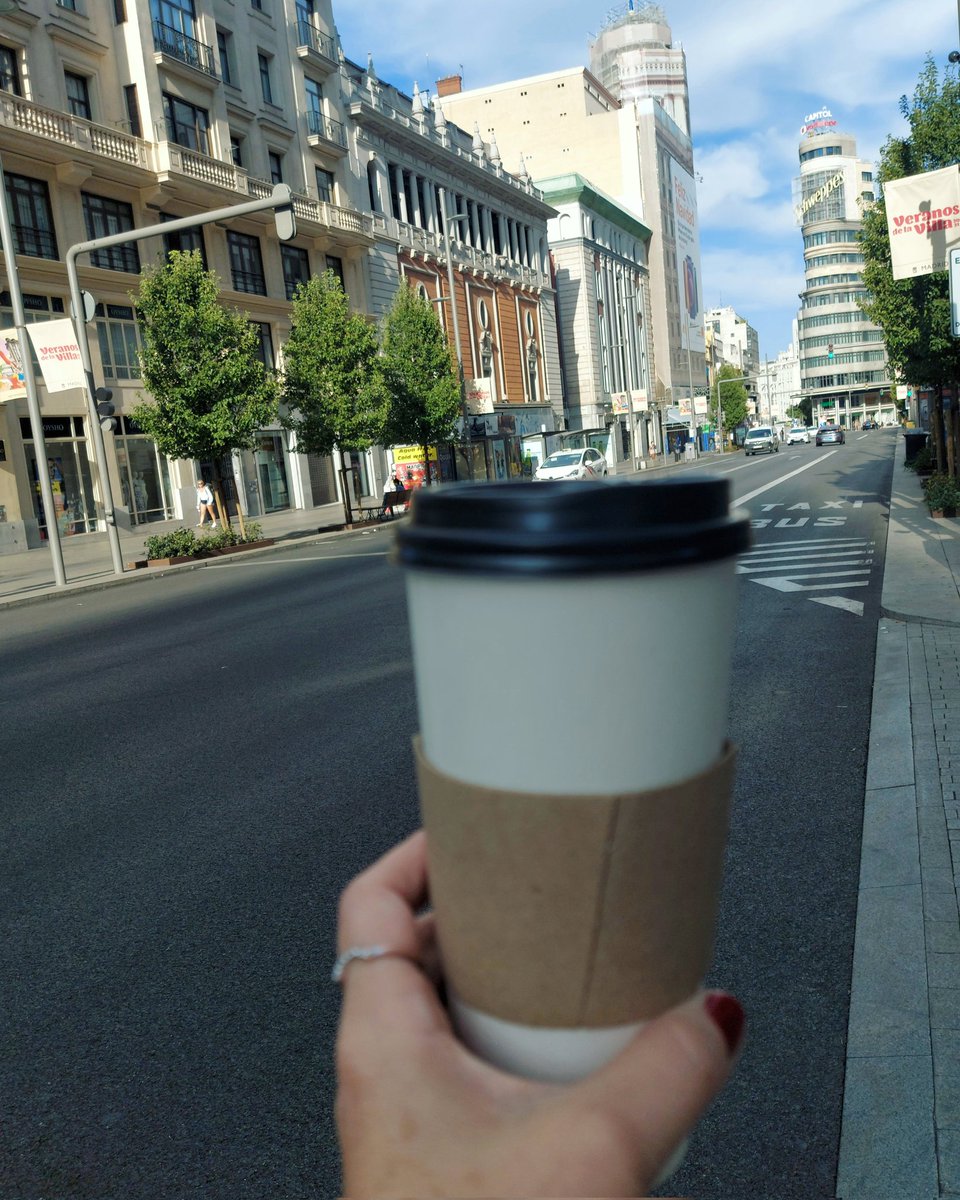 Estela_Mosquera's tweet photo. La Gran Vía hoy huele a café ☕ Pasamos la mañana juntos en @Radiole_oficial hasta las 15h🎙📻 #cafe #coffee #sinlactosa #sinfructosa #singluten #radio #radiole #onair #prisaradio #voz #voice #happy #mood #cool #good #voiceover #smile #goodmorning #morning #passion #happy #feliz https://t.co/x8yhZXgVnQ