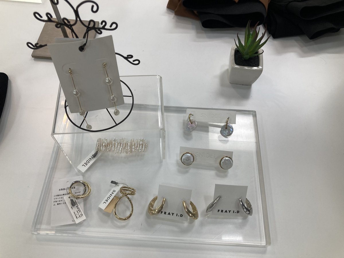 selectshopgrace's tweet photo. 時差投稿..笑
❶今日のNAMBAビル。
❷アクセサリーが本当可愛い♡
 ゴールドアクセとパールって
華奢さ際立つし、華やか🌼✨
何個でも欲しくなります
❸秋冬の襟付きニットがはいってきました♪可愛い可愛いmax🥰

#スナイデル #selectshopgrace #flayid #SALE開催中 #呉中通り https://t.co/cwlECapZ2R