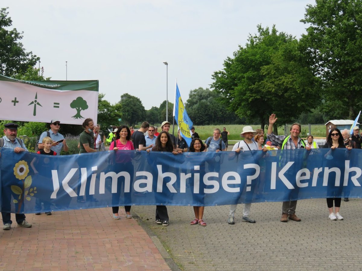 Moms4G's tweet photo. Bevor es diesen Samstag in Landshut weiter geht, hier noch mehr Fotos von der letzten Aktion mit einigen deutschen Mothers for Nuclear, @Nuklearia und @fota4climate aus Polen!
#criticalClimateAction #SaveGrohnde
Bericht und Fotos: https://t.co/3YfAnubiee https://t.co/iwMJEh2ePF