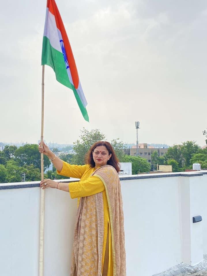 RekhaMAHAJAN7's tweet photo. जम्मू कश्मीर में धारा 370 के निष्प्रभावी होने के दो वर्ष पूरा होने पर अपने निवास स्थान पर तिरंगा झंडा लगाते हुए
#2YearsOf370Abrogation
#integrationday
#ekbharatekatambharat https://t.co/OuemvqIfFI