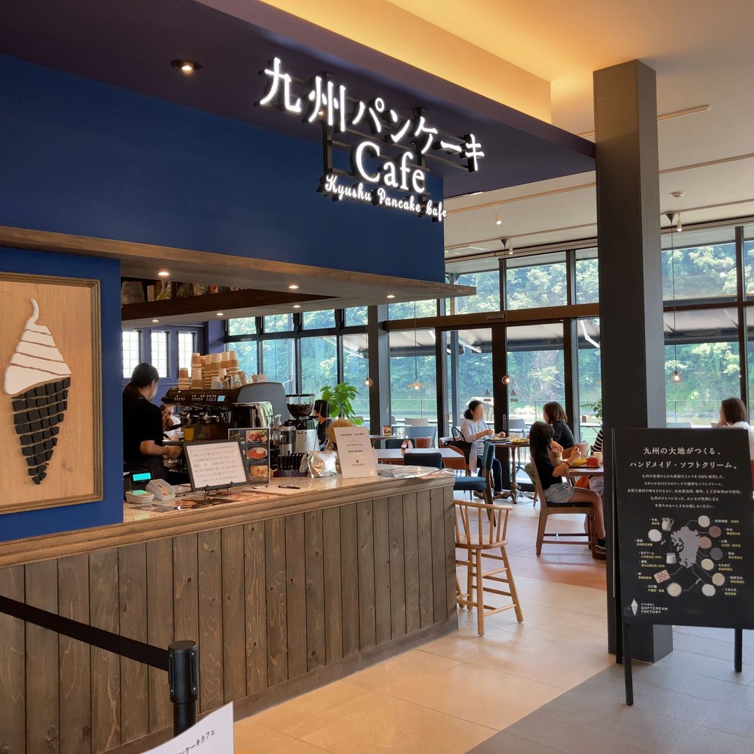 わびこ Hassenbaの中でも人気なのは 熊本発出店の九州パンケーキcafeです 九州および人吉球磨地方の食材にこだわった パンケーキやカレー ソフトクリームを提供されています ランチタイムには平日にも関わらず 30分待ちの行列ができていました