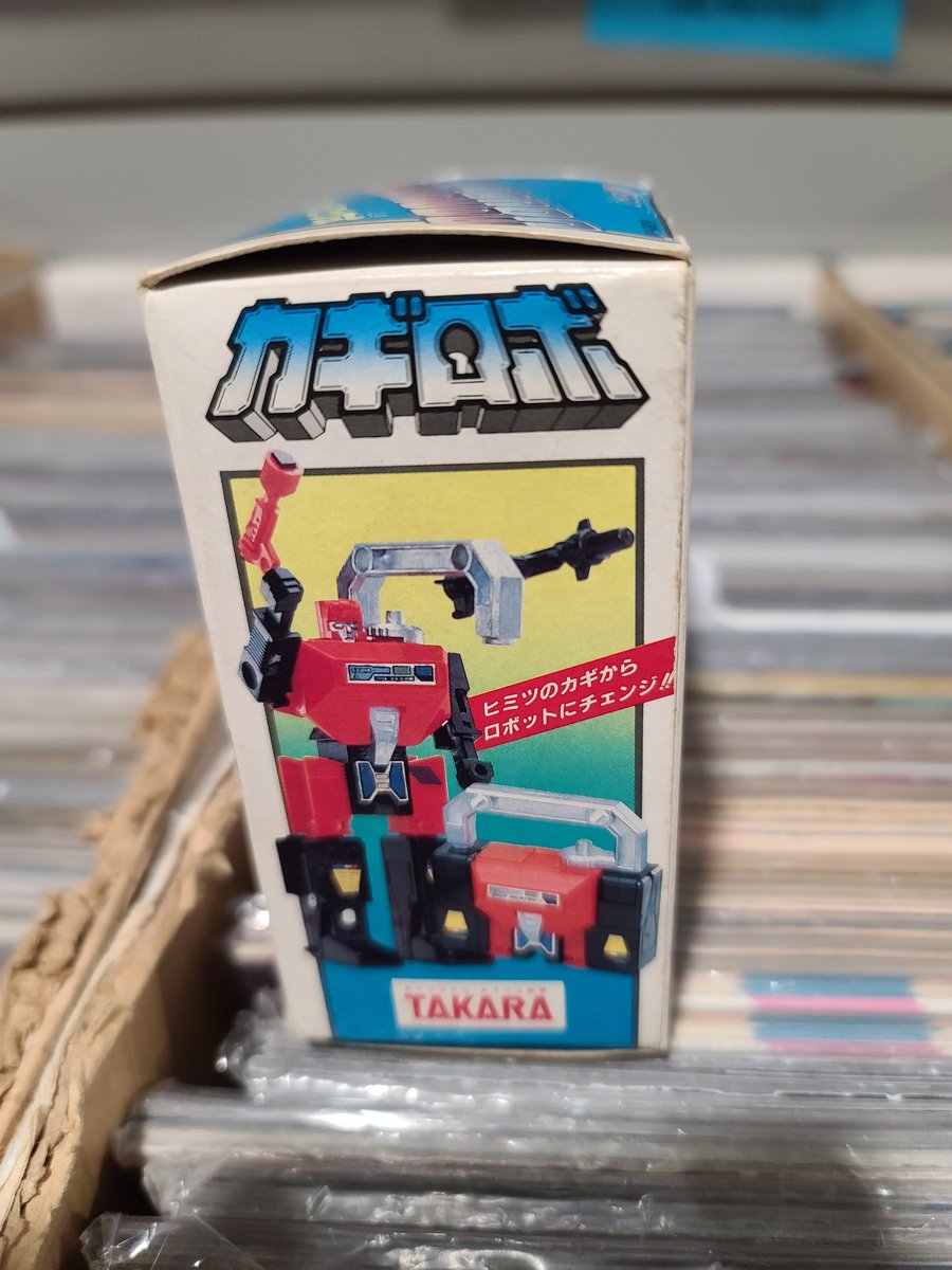 CybertronBeast's tweet photo. An interesting day at the LCS yesterday when a customer brought in some vintage #Takara figures to show me, simply because... I'm the Transformers guy.
This first one I had never seen before, and was scared to Transform. It's MC-18 Lock Robo Magneman
#MicroChange
(1/3) https://t.co/O3PbtuKWhA