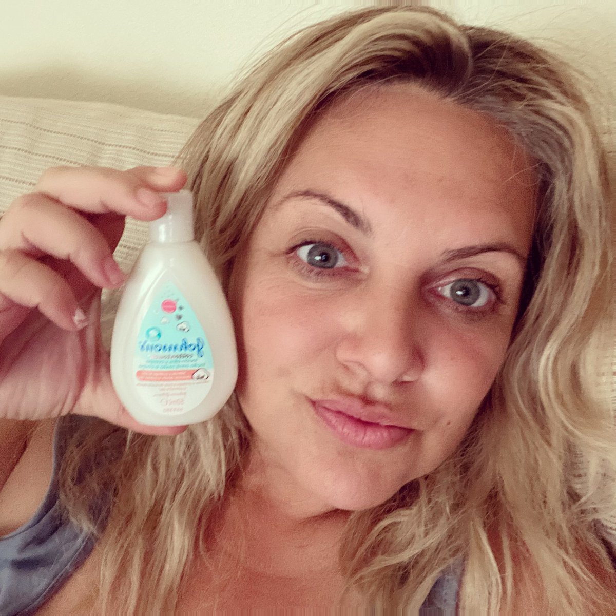 LADYGROUPIE's tweet photo. Probando @johnsonsbabyes por @KuvutES , #johnsonscottontouch #kuvutmola https://t.co/wo1U9QmhE4