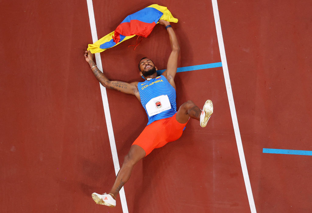 giraltpablo's tweet photo. ¡Lo que corre este muchacho! 😱🥈🇨🇴 

🏃‍♂️💨 Anthony Zambrano, el primer hombre de Sudamérica en ganar una medalla en la prueba de 400 metros. https://t.co/FOOyhc8D30