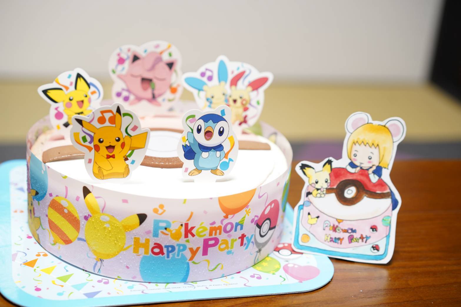 Anzu Sweets サーティワンアイスクリームの新しいポケモンケーキのサプライズケーキをアプリコットちゃんがご紹介します 大きなモンスターボール風のケーキの上に可愛いポケモン達が乗っててカットすると中からピカチュウのお菓子が出てきます T
