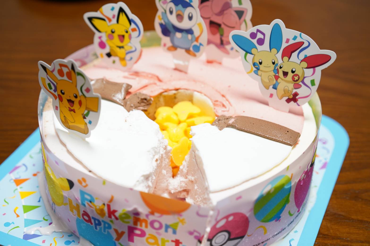 Anzu Sweets サーティワンアイスクリームの新しいポケモンケーキのサプライズケーキをアプリコットちゃんがご紹介します 大きなモンスターボール風のケーキの上に可愛いポケモン達が乗っててカットすると中からピカチュウのお菓子が出てきます T