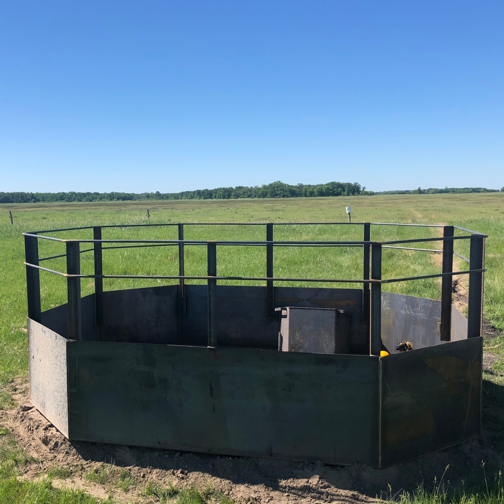 SeineRatRoseau's tweet photo. This trough constructed by Level Welding in Vita is custom made to order and ensures that even the pushiest herd has a constant flow of water. This trough holds nearly 1200 gallons and is well fed (note recently trenched line across the pasture).
#srrwd #customwelding https://t.co/HZVukxiwx9