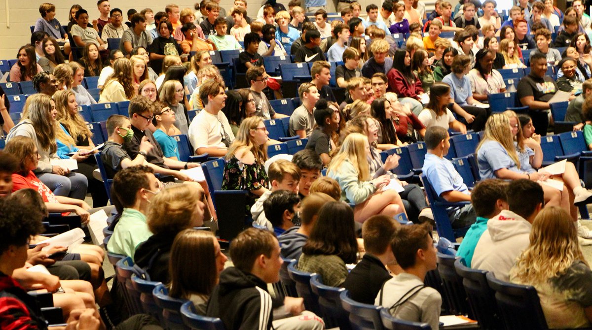 HVAHawks's tweet photo. The Class of 2025 is in the house for orientation! With 556 students, this freshman class is our largest ever. @HVA_FrAc #HVHawkNation https://t.co/i2EXq7ohDx