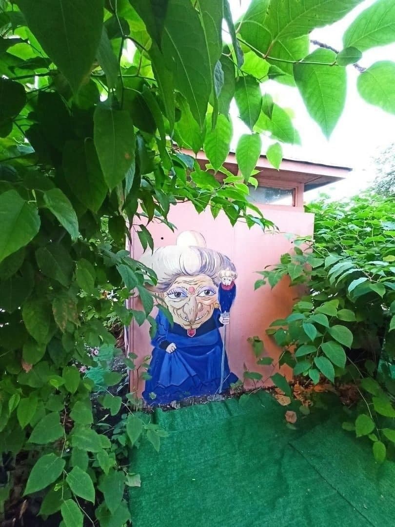 Wild_SPb's tweet image. На Васильевском острове во дворе на Биржевой линии разбили небольшой сад в японском стиле, в декоре использовали персонажей из мультфильмов Хаяо Миядзаки. 
Молодцы!