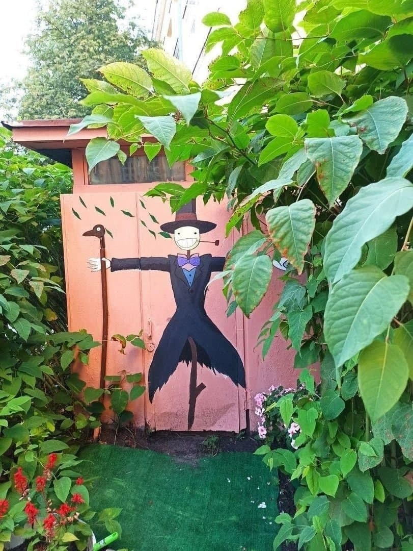 Wild_SPb's tweet image. На Васильевском острове во дворе на Биржевой линии разбили небольшой сад в японском стиле, в декоре использовали персонажей из мультфильмов Хаяо Миядзаки. 
Молодцы!