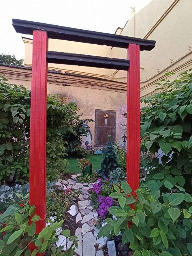 Wild_SPb's tweet image. На Васильевском острове во дворе на Биржевой линии разбили небольшой сад в японском стиле, в декоре использовали персонажей из мультфильмов Хаяо Миядзаки. 
Молодцы!