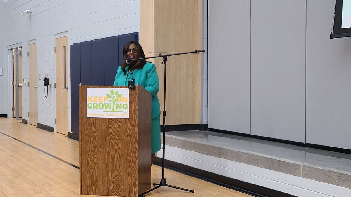 officialSPS's tweet photo. NOW GROWING: a new Parent University Program. 🌱 The initiative will support parents with school-related and real-life issues, helping SPS families bloom. 🌻 "The more stable the home environment, the easier it is for students to show up ready to learn." @DrGrenitaLathan https://t.co/f3czXyEsf6