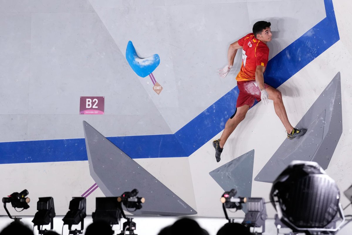 RadioMARCA's tweet photo. 🥇 ¡ORO! ¡ORO! ¡ORO! ¡ORO!

🇪🇸 @AGinesPodium se proclama campeón olímpico de Escalada después de sumar 28 puntos

🔝 El extremeño acabó primero en velocidad, séptimo en bloques y cuarto en dificultad, lo que le valió para llevarse el oro

#JuegosOlimpicos  #ElCorazónDeEspaña https://t.co/WGbxi6Cxqw