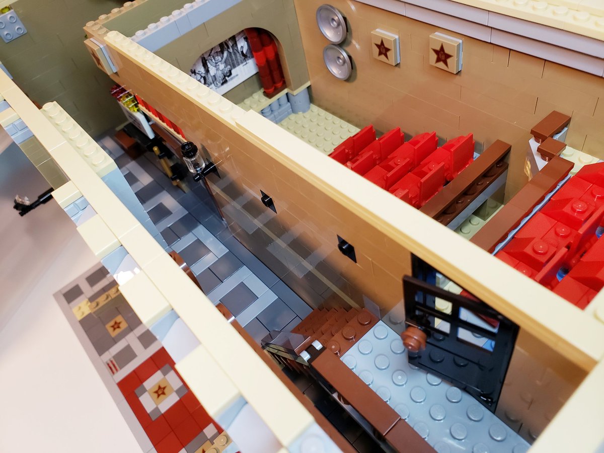 hayauma_lego's tweet image. 10232パレスシネマ×3個での増築、2階部分まで完成

今回は四角く外観を作ったことでシンプルにはなったけど、内装をこだわって作ることが出来た
2階席もあって廊下もタイル張り😁

ブログに詳細もアップしました
↓ブログPart②
ameblo.jp/hayasounauma/e…

#LEGO #レゴ #CREATORExpert #PalaceCinema