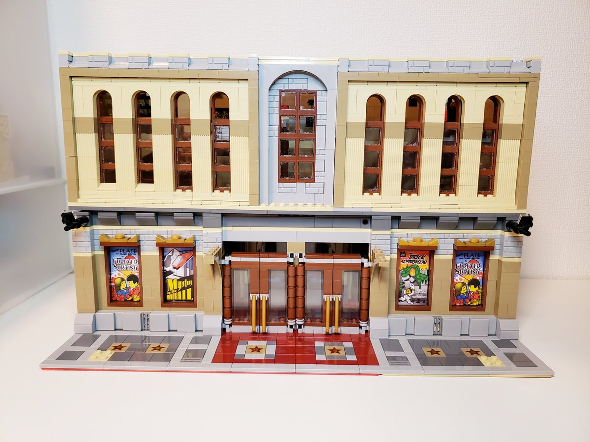 hayauma_lego's tweet image. 10232パレスシネマ×3個での増築、2階部分まで完成

今回は四角く外観を作ったことでシンプルにはなったけど、内装をこだわって作ることが出来た
2階席もあって廊下もタイル張り😁

ブログに詳細もアップしました
↓ブログPart②
ameblo.jp/hayasounauma/e…

#LEGO #レゴ #CREATORExpert #PalaceCinema