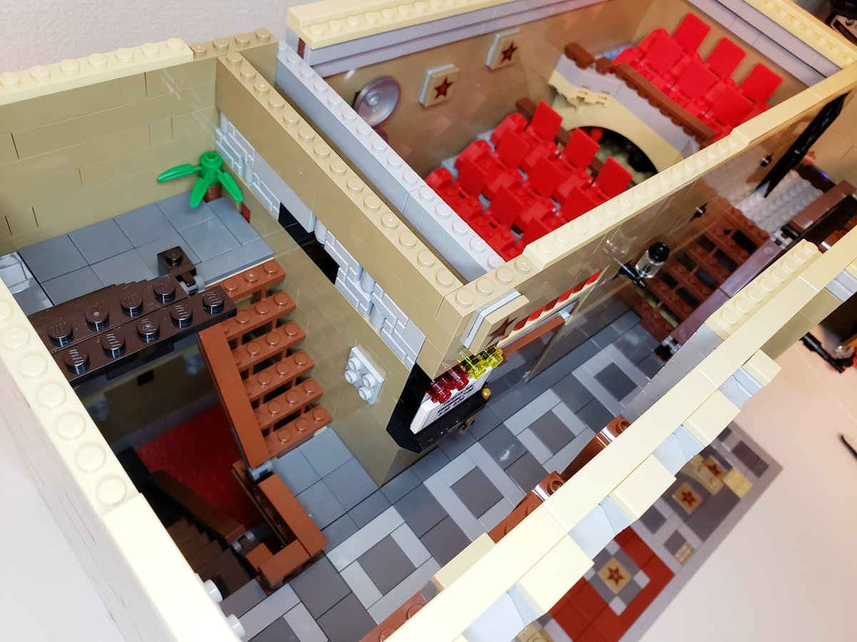 hayauma_lego's tweet image. 10232パレスシネマ×3個での増築、2階部分まで完成

今回は四角く外観を作ったことでシンプルにはなったけど、内装をこだわって作ることが出来た
2階席もあって廊下もタイル張り😁

ブログに詳細もアップしました
↓ブログPart②
ameblo.jp/hayasounauma/e…

#LEGO #レゴ #CREATORExpert #PalaceCinema