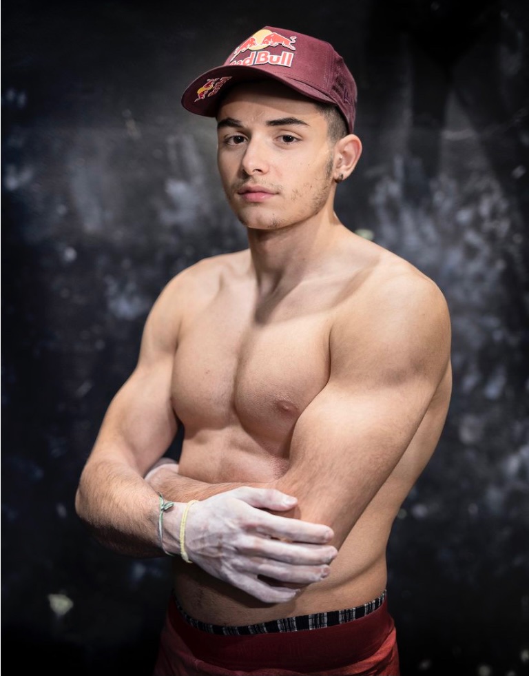 Qué buena foto de Alberto Ginés, oro olímpico a los 18 años, publicada en abril en <a href="/elpaissemanal/">EL PAÍS SEMANAL</a> en un reportaje sobre escalada. El autor es <a href="/dochoadeolza/">Daniel Ochoa de Olza</a>