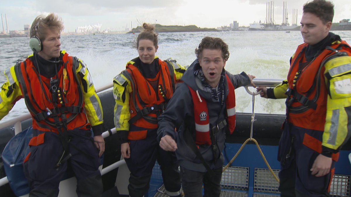De mensen van de KNRM redden ieder jaar tussen de 3300 en 3600 mensen op zee. Pascal mag mee op een oefening en leert hoe stromingen gaan door te kijken naar de kwallen op het strand. Ook de rappers Dos Hermanos mogen mee op de reddingsboot. klokhu.is/reddenophetwat…