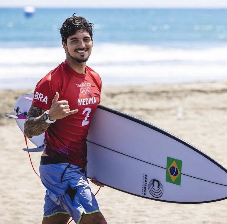 tracklist's tweet image. Gabriel Medina perderá uma etapa do Campeonato Mundial de Surfe por não ter se vacinado contra a covid-19. 

Ele não tomou o imunizante mesmo com a disponibilização de doses pelo Comitê Olímpico Brasileiro a todos os atletas que representaram o Brasil em #Tokyo2020