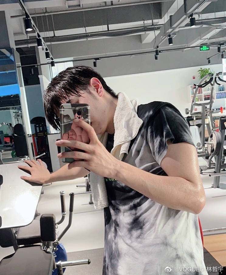 yufanweihao's tweet photo. 210805 Lin Zheyu weibo update 

"Report! Due to task a while ago, day and night reversed, my body became a bit defected.... Now I've already managed it well~ Is everyone doing good?"

#VOGUE5 #LinZheyu #林哲宇 https://t.co/67Aw7Eqnpb
