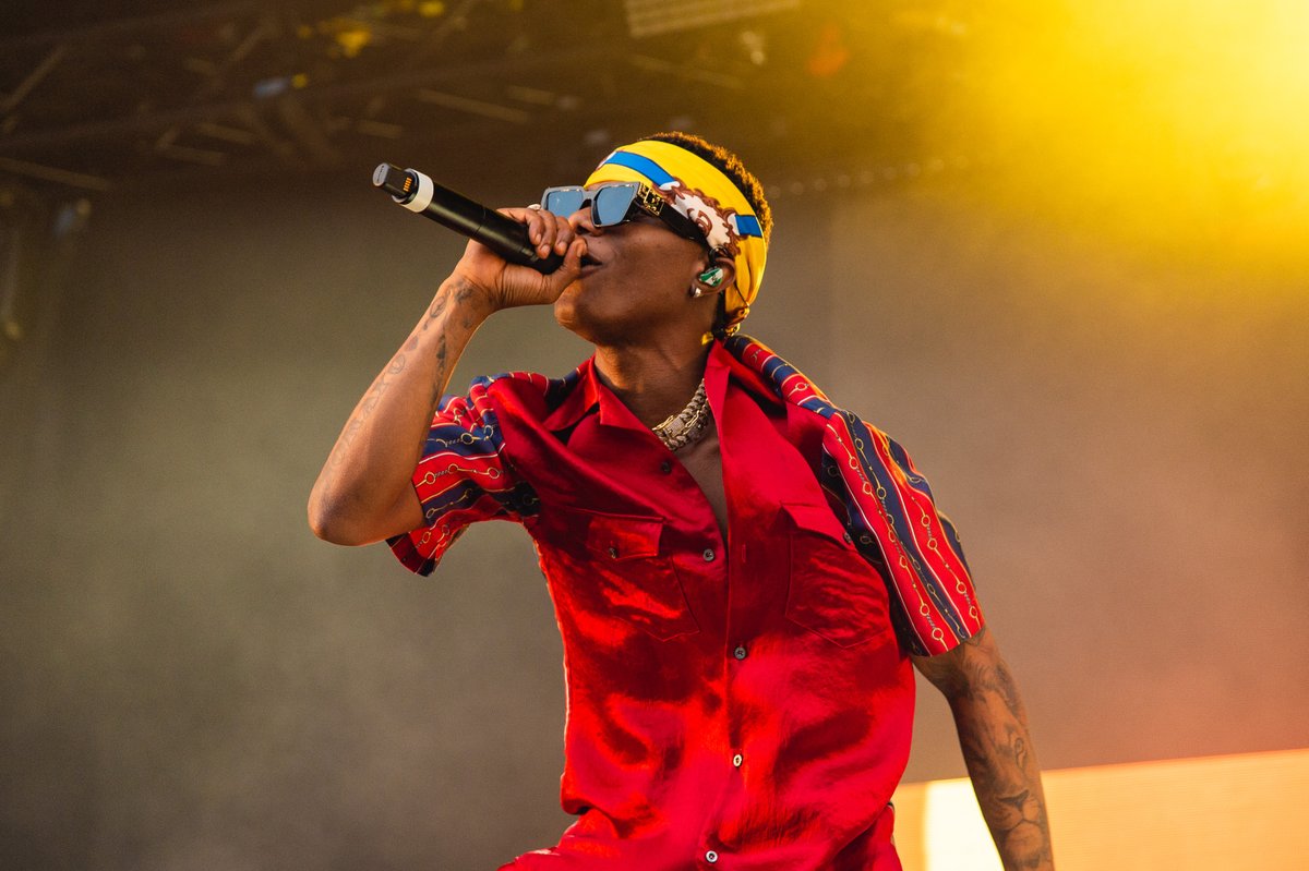 BBCAfrica's tweet photo. UK fans of Nigeria's Grammy-award winning star @wizkidayo have been sharing their successes and frustrations (👉 https://t.co/LExjCmU09E) of scrambling to get seats for a one-off concert in November. 
The first batch was sold out in minutes. https://t.co/ZLsIRXWzhi
